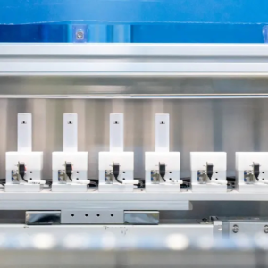 Medical testing equipment compliant with ISO 11608 standards for injectors